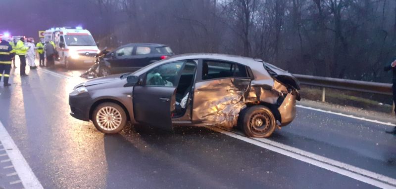 UPDATE FOTO Accident pe Hula Bradului - Trei mașini implicate, traficul a fost reluat