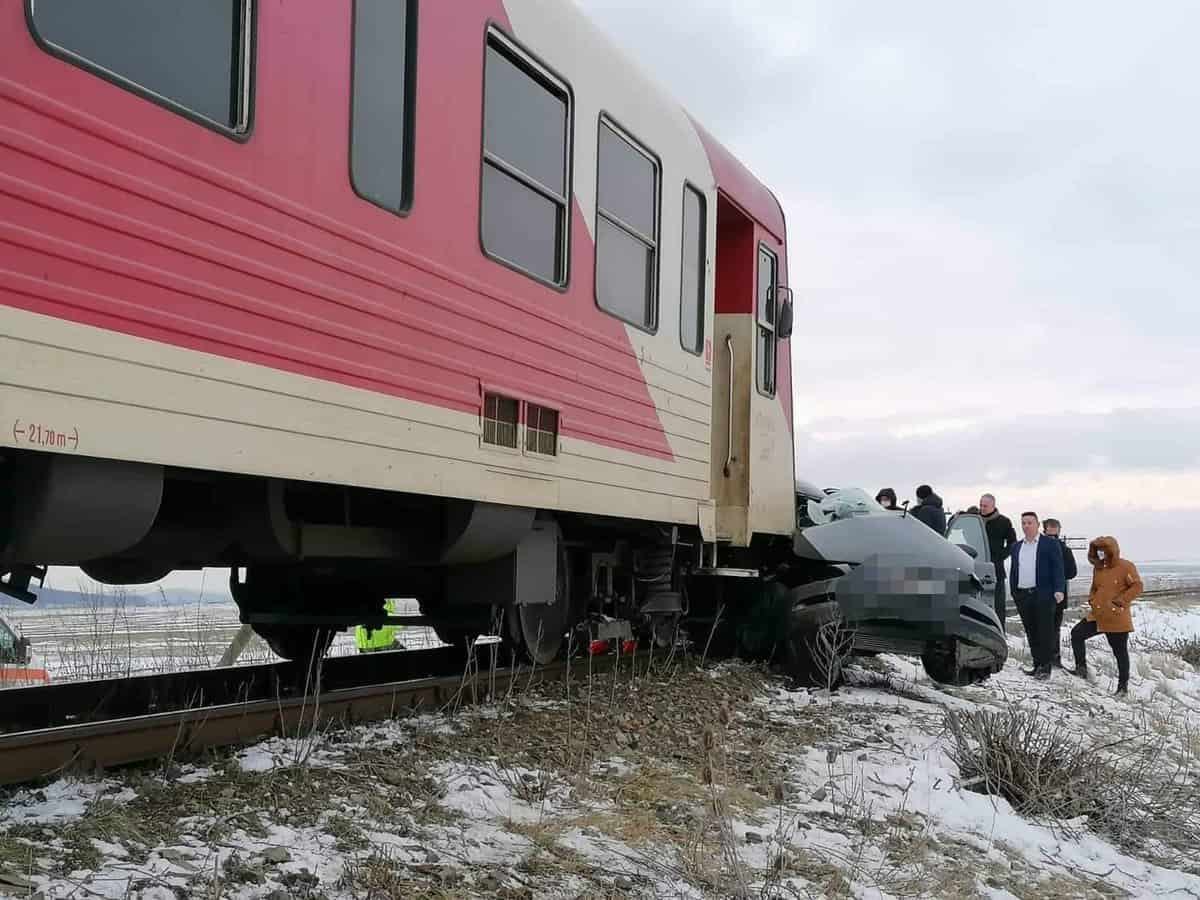 FOTO - Accident mortal teribil - Mașină spulberată de un tren. Două persoane au decedat