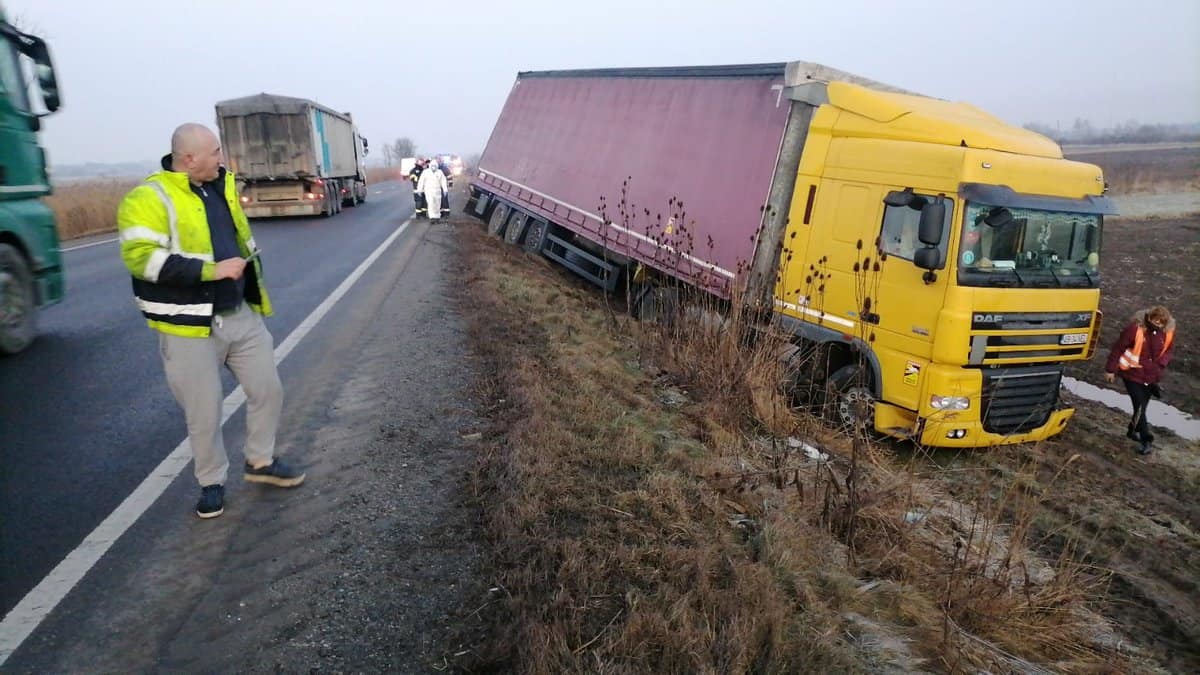 foto accident frontal între două mașini între porumbacu de jos și scoreiu