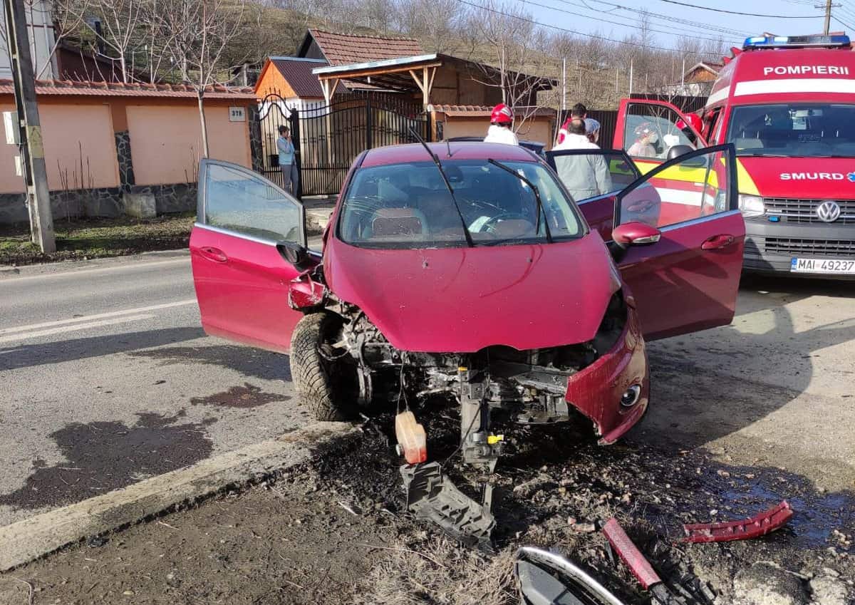 foto: un șofer a adormit la volan și a lovit un cap de pod la șeica mare