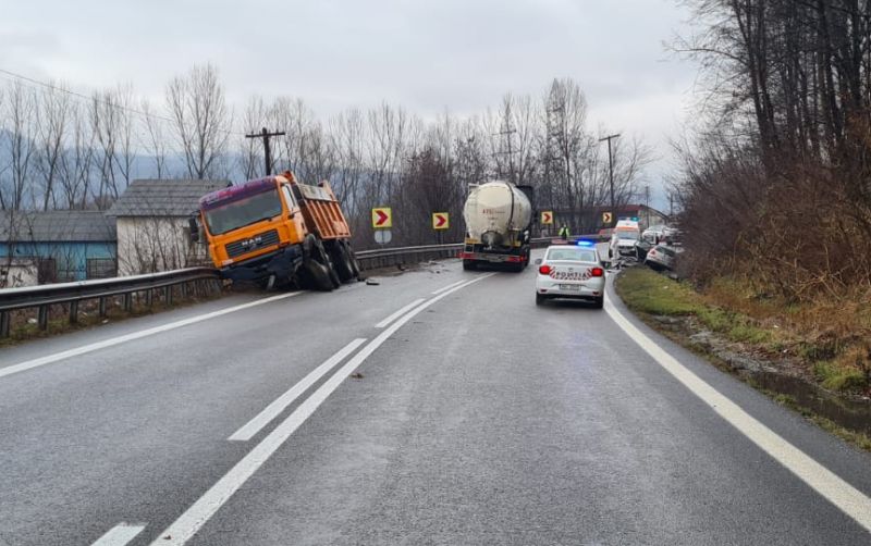 accident pe dn7 între sibiu și rm. vâlcea - un șofer este rănit