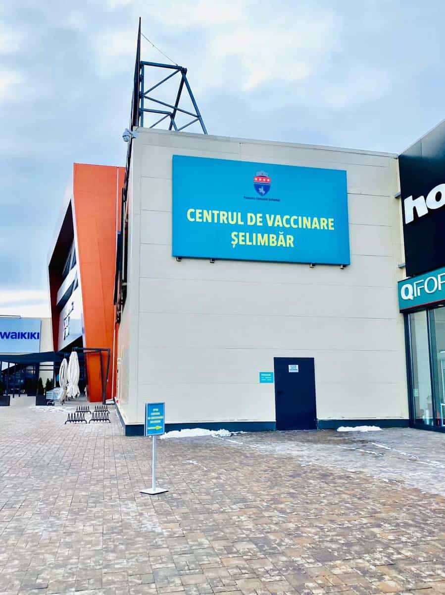 foto: a început vaccinarea la centrul de la mall-ul din șelimbăr