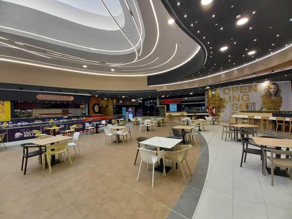 restaurantele și cafenelele își așteaptă clienții în food court-ul din shopping city sibiu