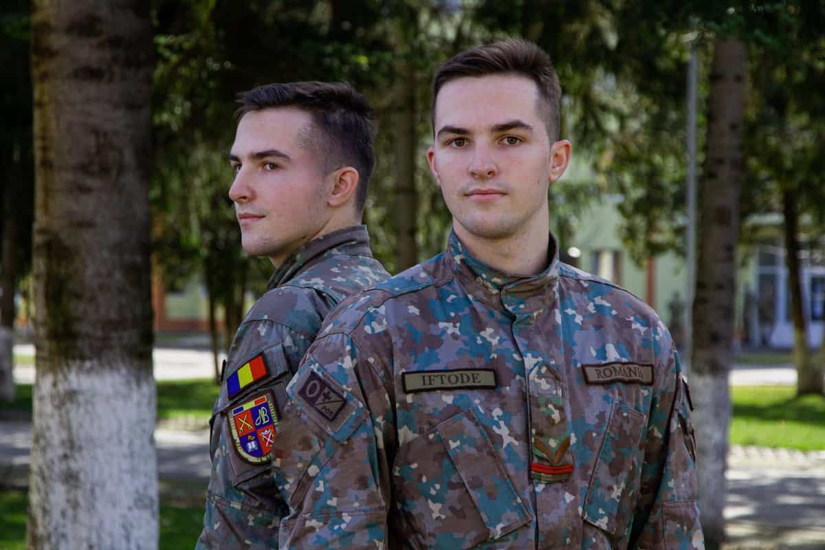 gemenii de la aft - andrei și mihăiță au venit la sibiu să devină militari