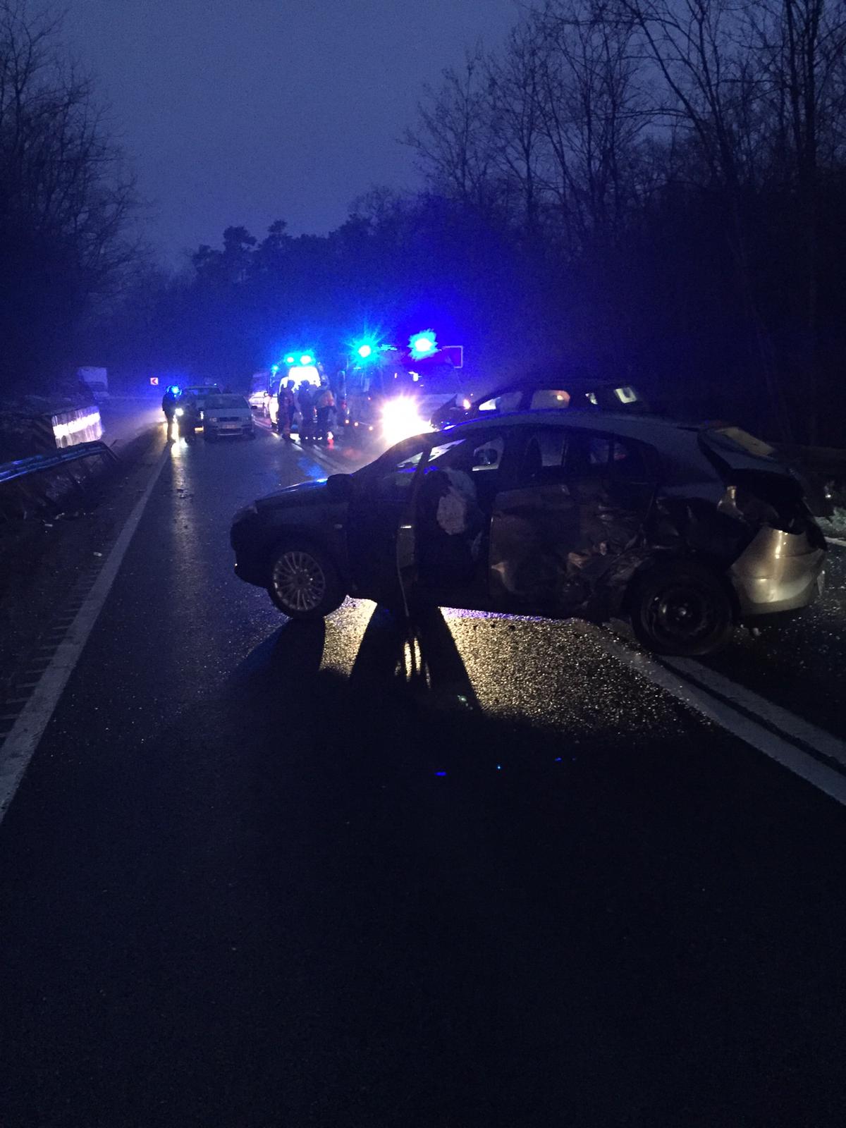 UPDATE FOTO Accident pe Hula Bradului - Trei mașini implicate, traficul a fost reluat