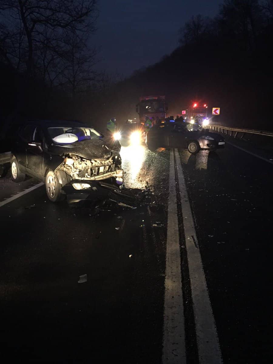 UPDATE FOTO Accident pe Hula Bradului - Trei mașini implicate, traficul a fost reluat