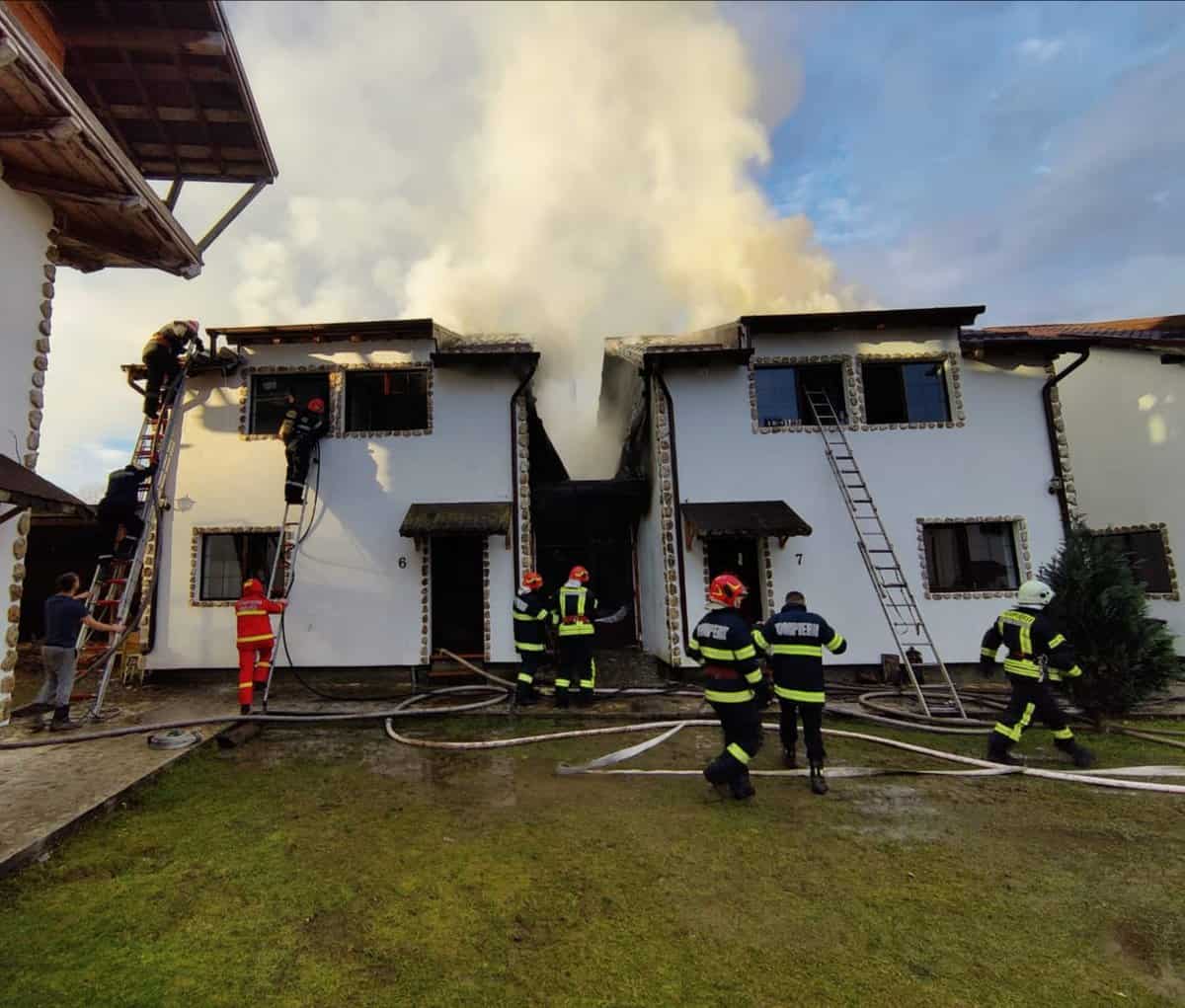 UPDATE Incendiu pe Valea Avrigului - Ard câteva vile