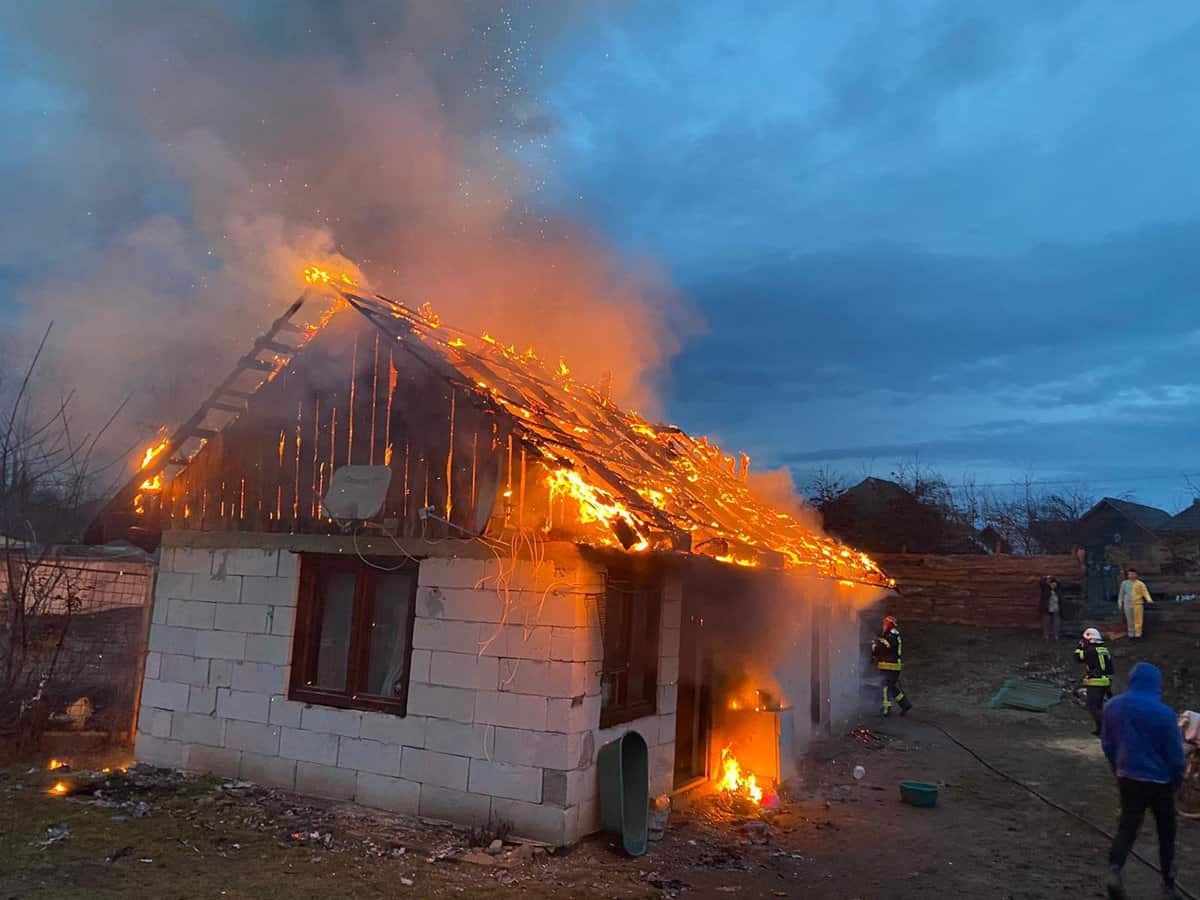 update video incendiu devastator la avrig, luni dimineața - o familie a rămas pe drumuri