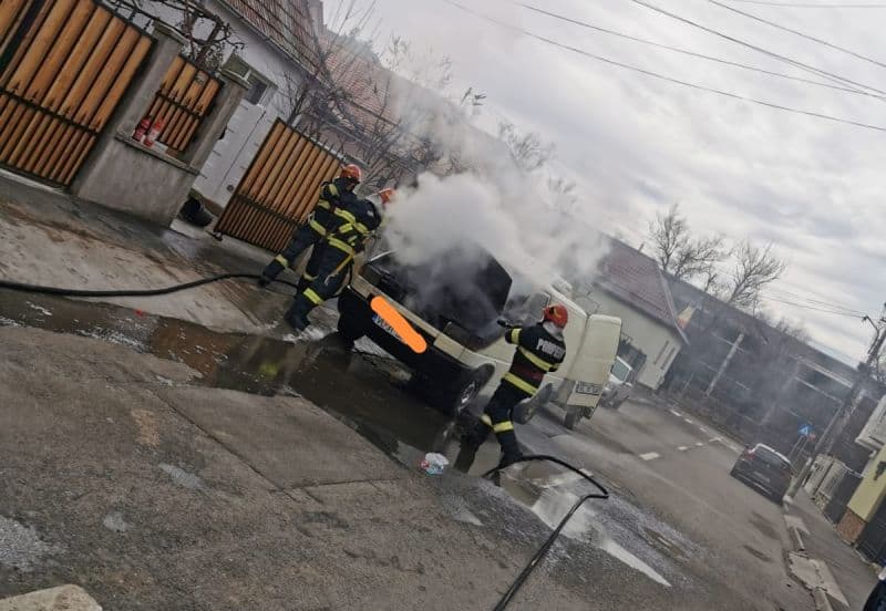 foto microbuz în flăcări pe strada prejbei în sibiu