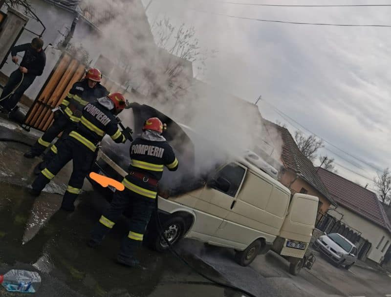 foto microbuz în flăcări pe strada prejbei în sibiu