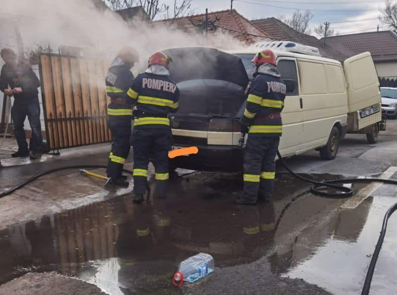 foto microbuz în flăcări pe strada prejbei în sibiu