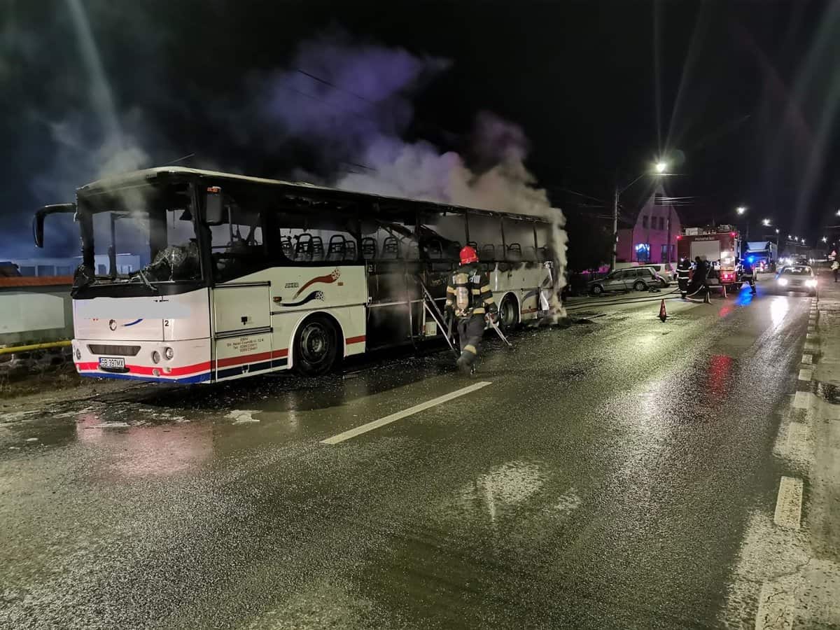 video foto: autocar care transporta 30 de persoane, în flăcări la șura mare