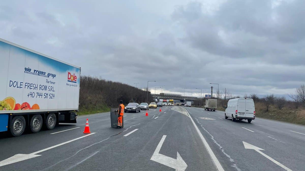 FOTO: Lucrări la intrarea pe autostradă la Veștem - Se repară carosabilul