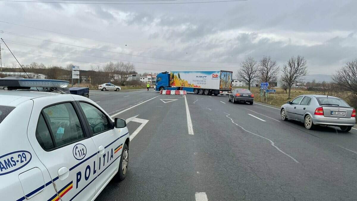 FOTO: Lucrări la intrarea pe autostradă la Veștem - Se repară carosabilul