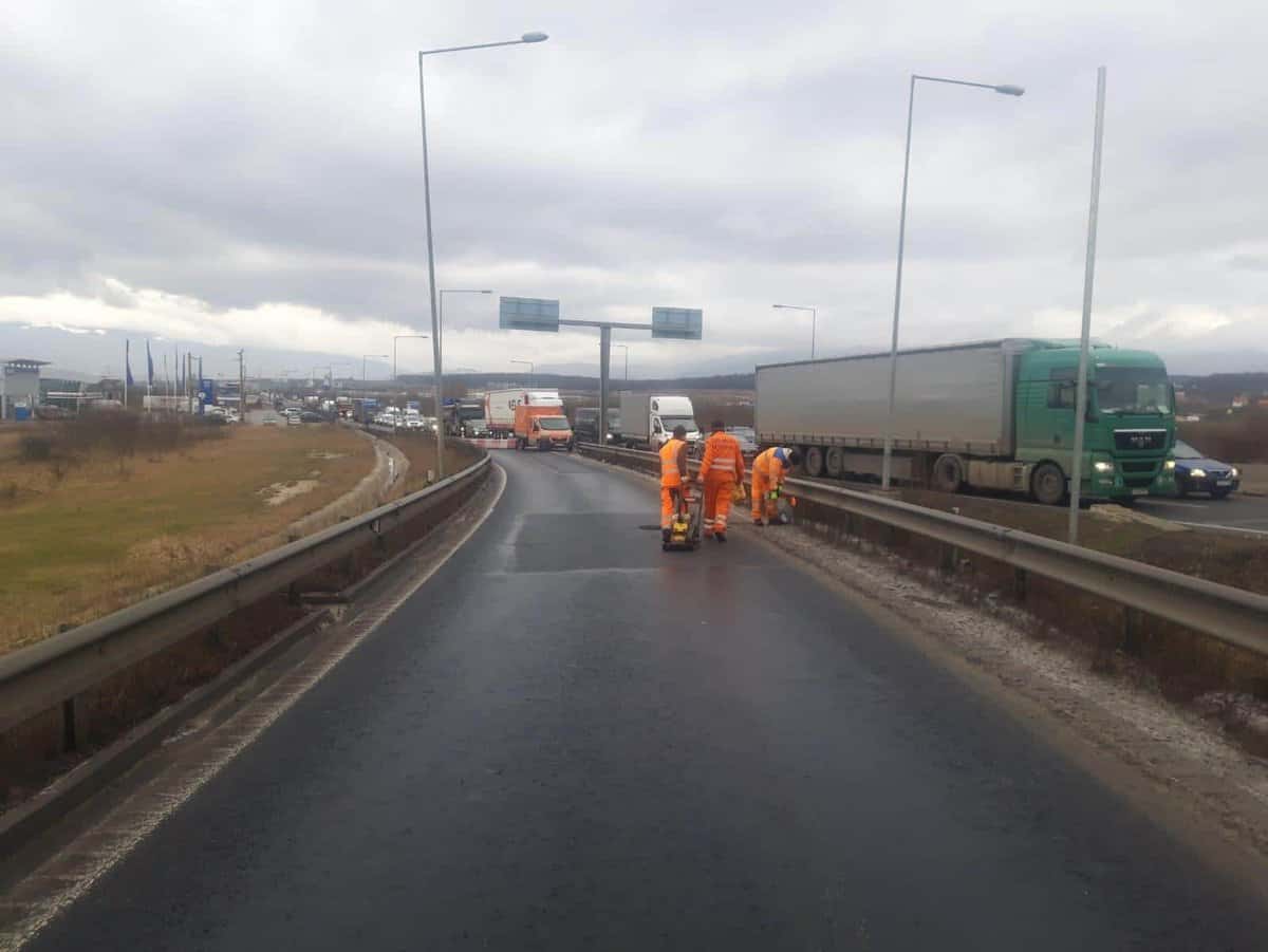 FOTO: Lucrări la intrarea pe autostradă la Veștem - Se repară carosabilul