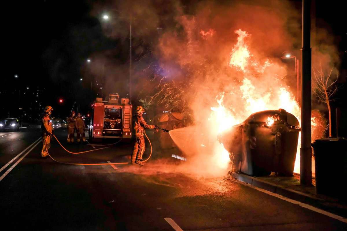 manifestații violente în barcelona - mașină de poliție incendiată, pubele în flăcări și magazine jefuite