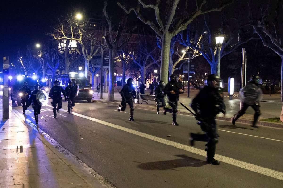 manifestații violente în barcelona - mașină de poliție incendiată, pubele în flăcări și magazine jefuite