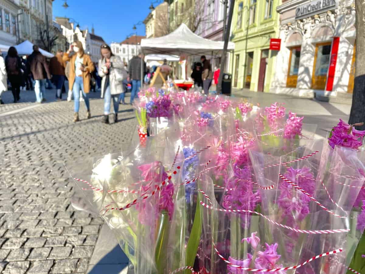 VIDEO FOTO: Coadă la mărțișoare în centrul Sibiului - Pietonala Bălcescu plină ochi de oameni