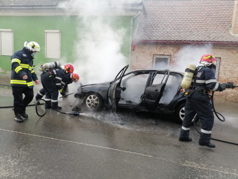 video foto mașină arsă la orlat - flăcările au distrus și parte din casa vecină