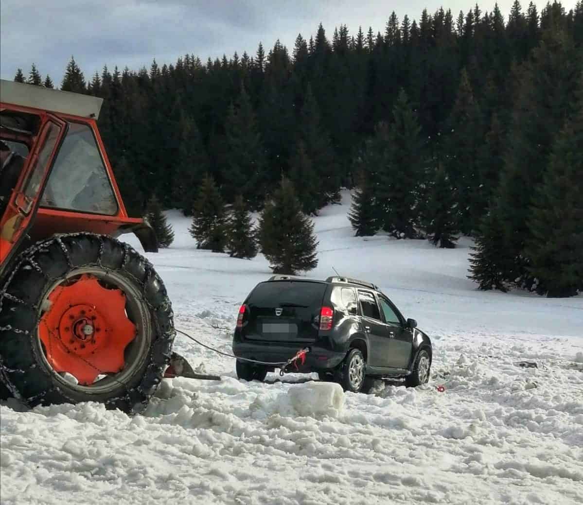 „dorel cu mașină” scos cu tractorul din zăpadă la păltiniș lângă pârtia oncești