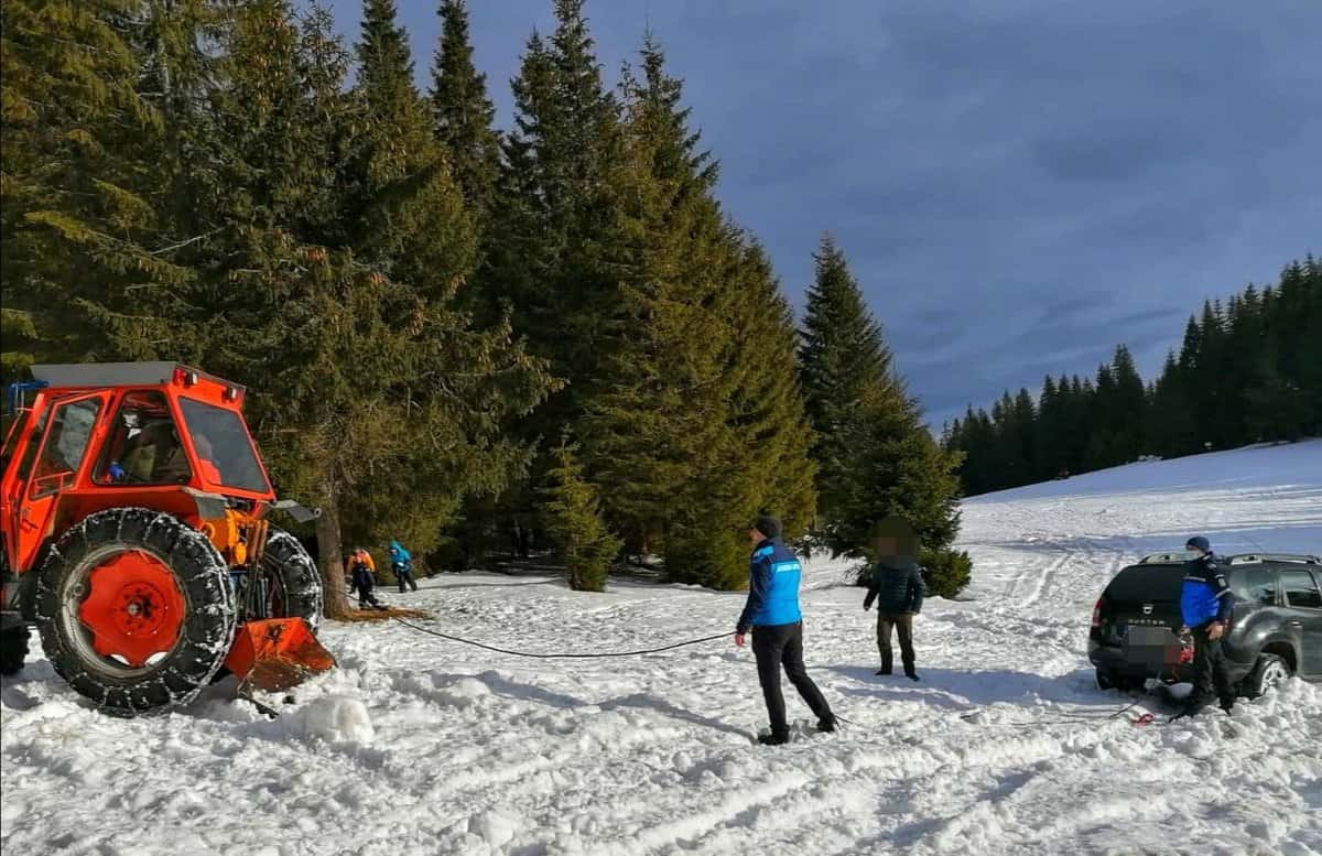 „dorel cu mașină” scos cu tractorul din zăpadă la păltiniș lângă pârtia oncești