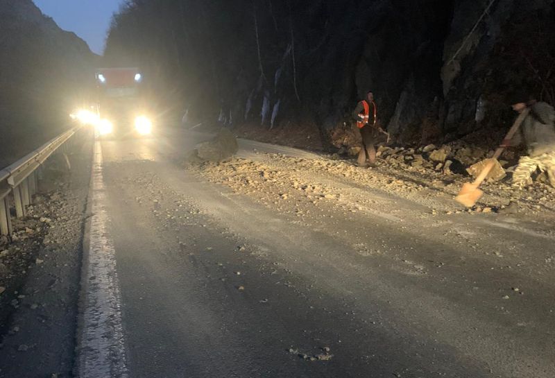 căderi de pietre pe valea oltului - trafic îngreunat