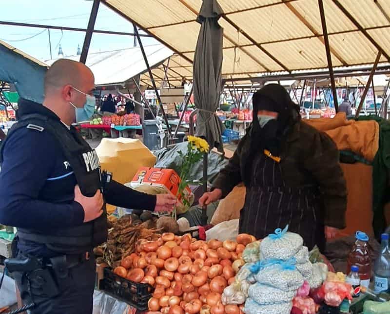 foto: gestul emoționant al unui polițist din sibiu - i-a înseninat ziua unei bunicuțe din piață