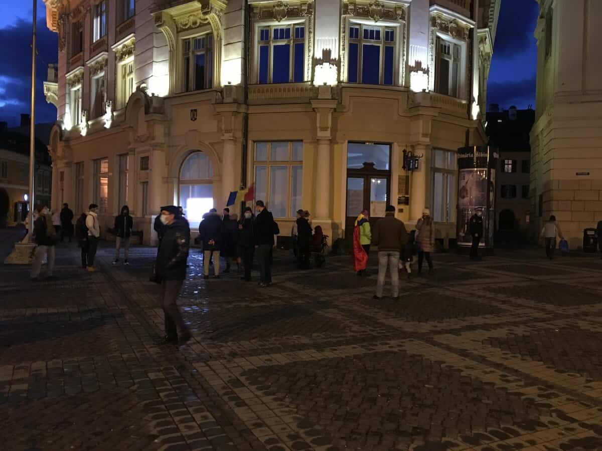 video foto: protestele continuă la sibiu - zeci de oameni în stradă împotriva majorării taxei de salubrizare