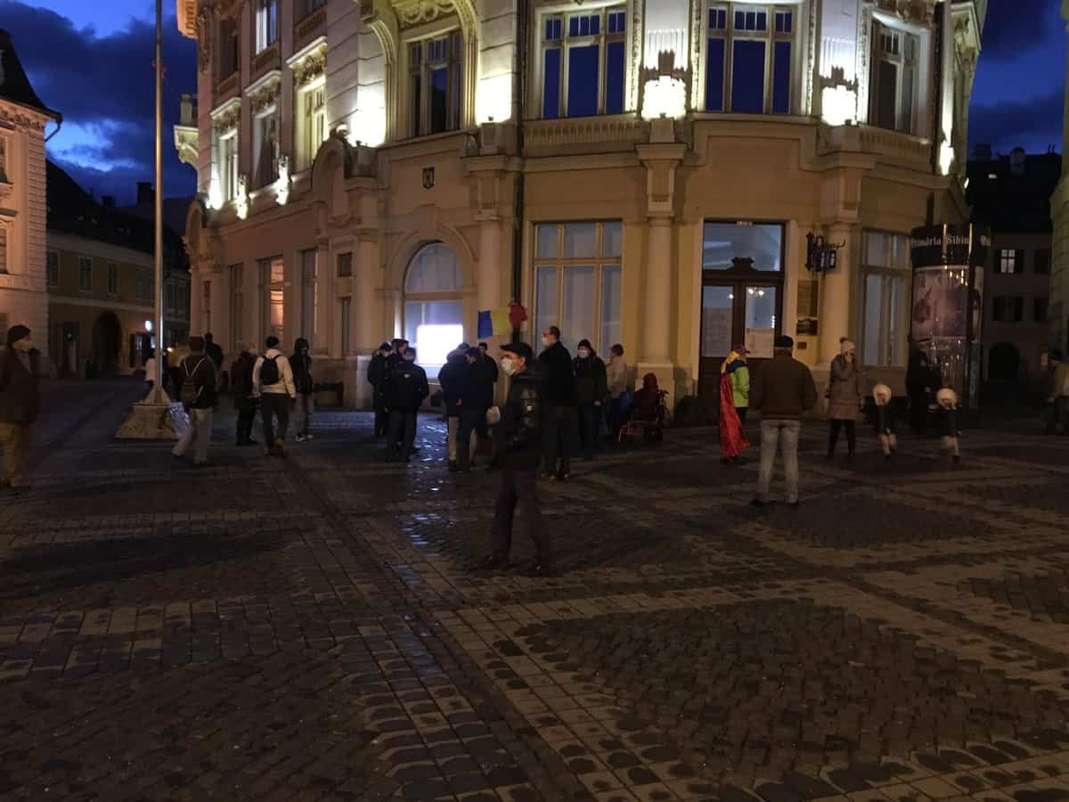 video foto: protestele continuă la sibiu - zeci de oameni în stradă împotriva majorării taxei de salubrizare