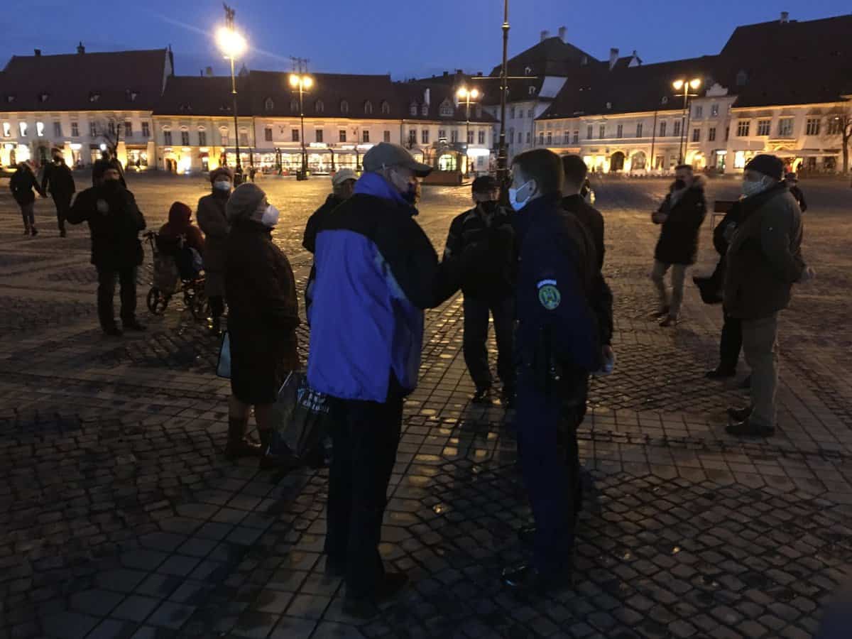 video foto: protestele continuă la sibiu - zeci de oameni în stradă împotriva majorării taxei de salubrizare