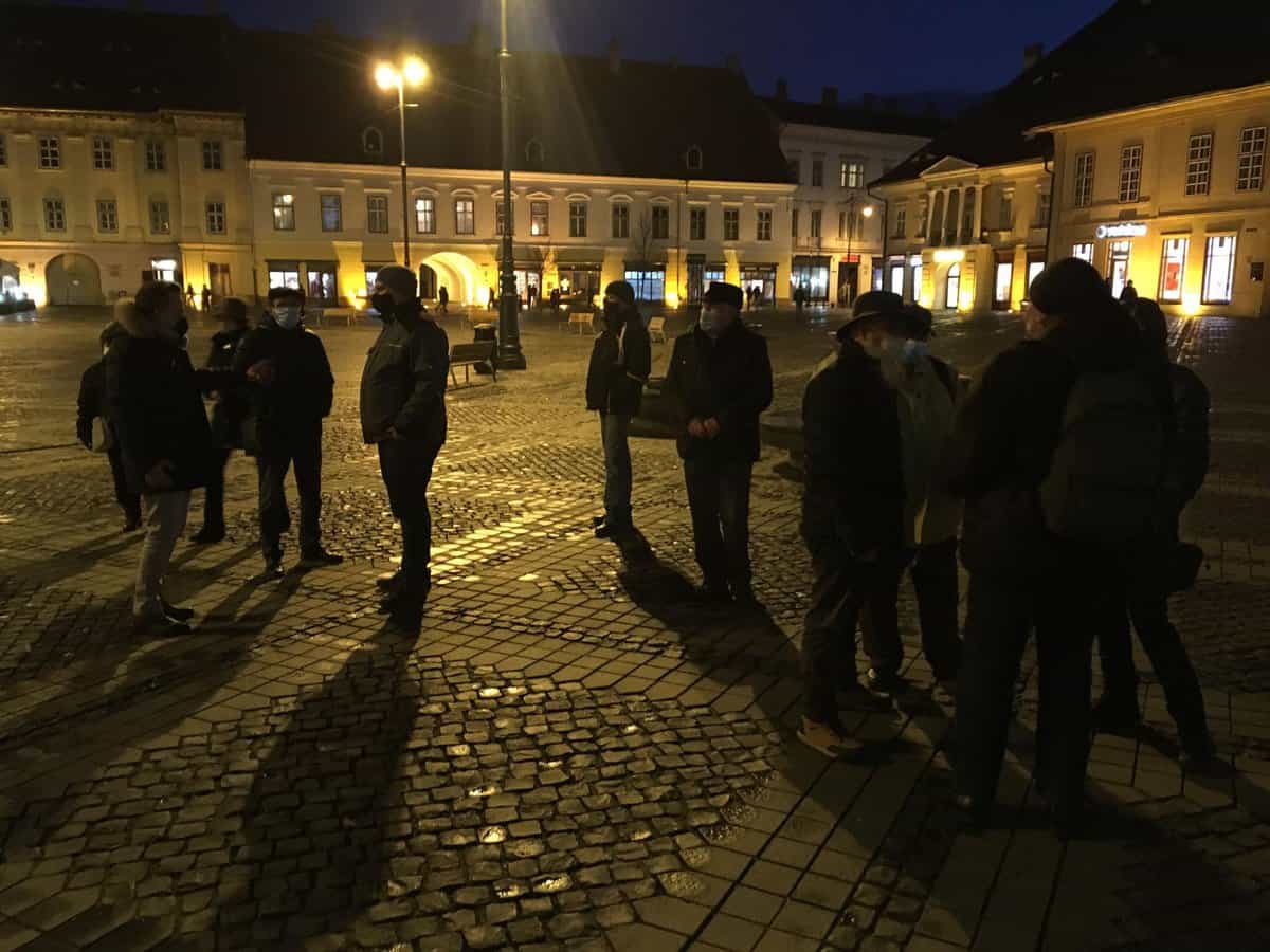 video foto: protestele continuă la sibiu - zeci de oameni în stradă împotriva majorării taxei de salubrizare