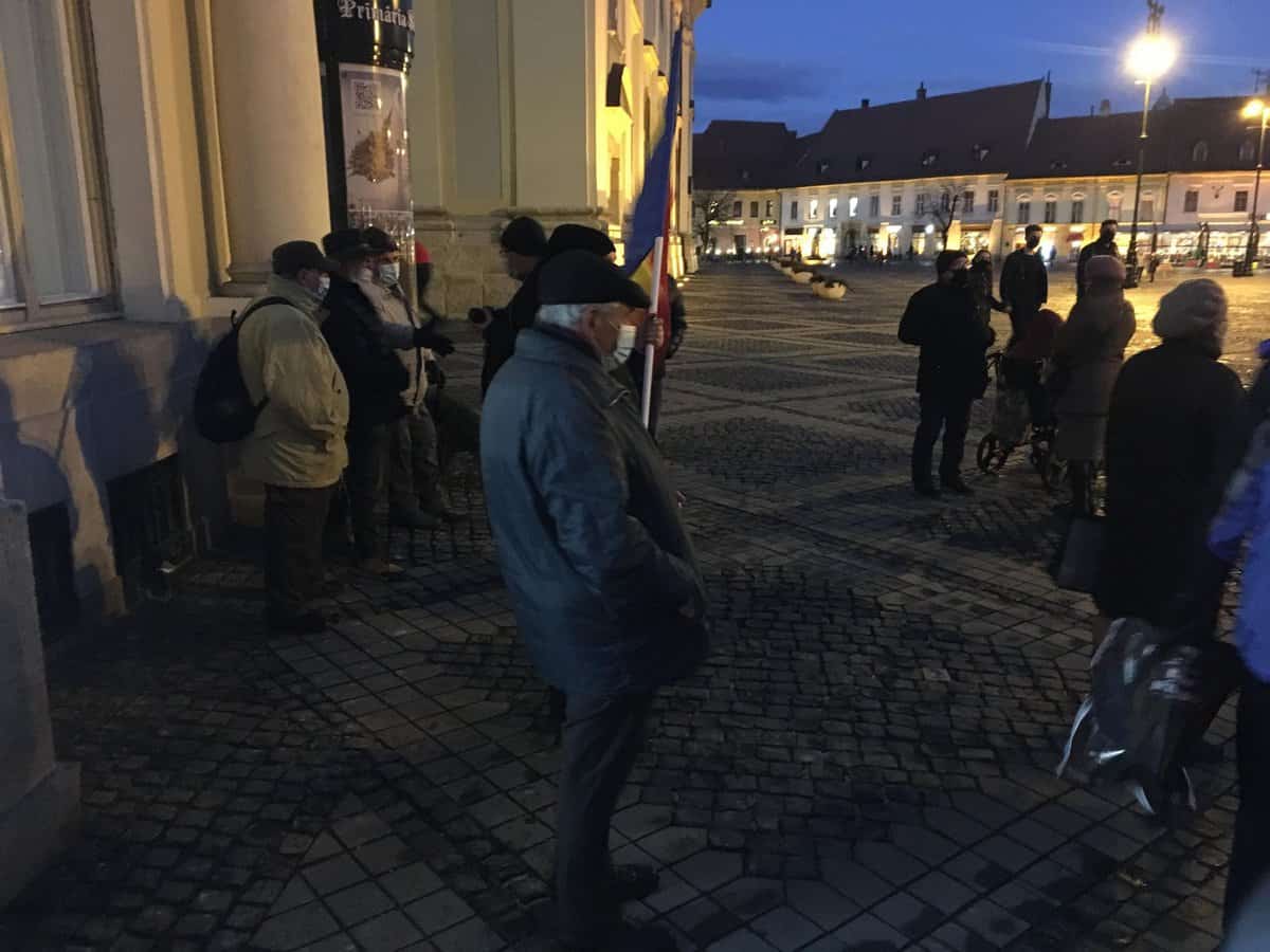 video foto: protestele continuă la sibiu - zeci de oameni în stradă împotriva majorării taxei de salubrizare