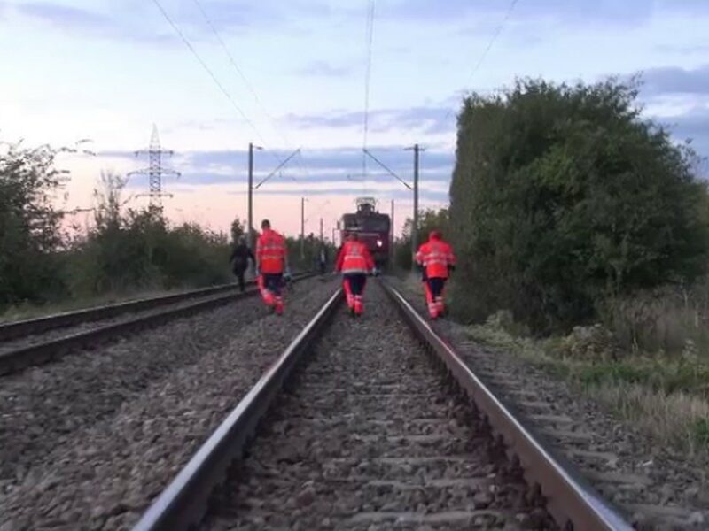 UPDATE Femeie lovită de tren în Râmnicu Vâlcea - Este transportată la spital