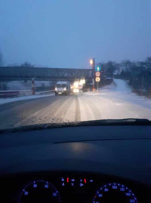 încă o mașină înțepenita sub podul de cale ferată pe strada viitorului