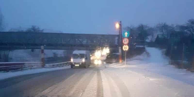 încă o mașină înțepenita sub podul de cale ferată pe strada viitorului