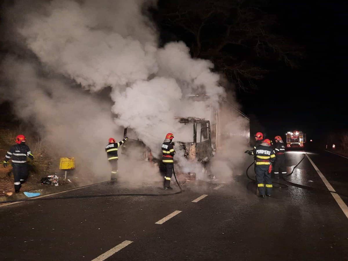 camion încărcat cu cherestea în flăcări între slimnic și ruși