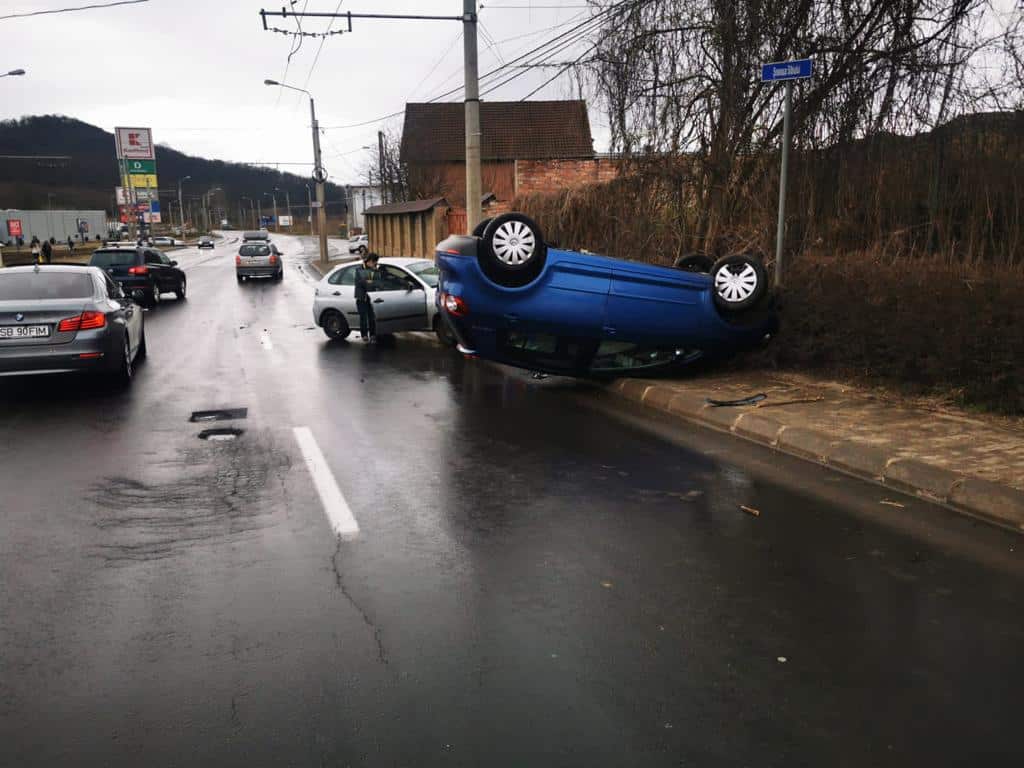 mașină răsturnată la mediaș - o tânără de 22 de ani rănită