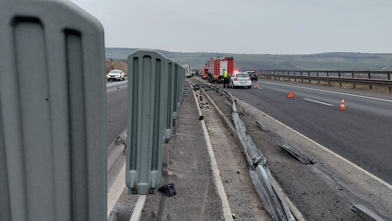 foto tir răsturnat pe autostradă, la săliște - a rupt parapetul