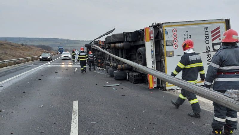 foto tir răsturnat pe autostradă, la săliște - a rupt parapetul