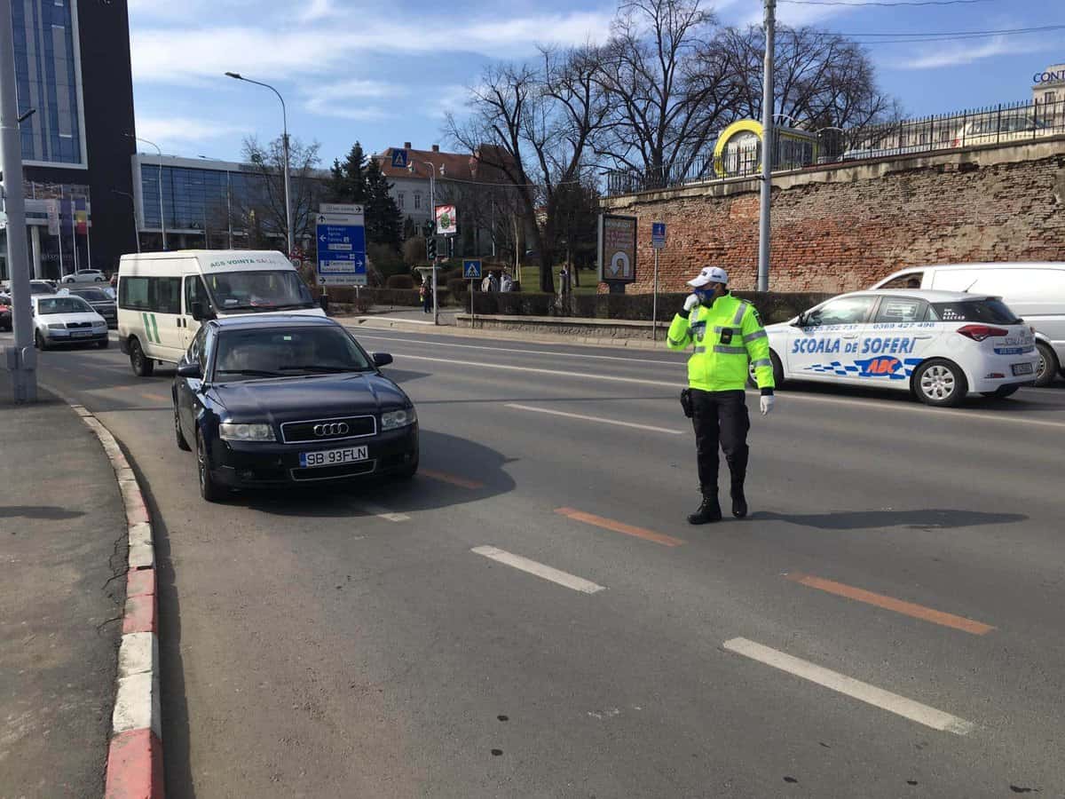 VIDEO Razie în trafic la Sibiu - Bărbații, trași pe dreapta și ''amendați'' de polițiști