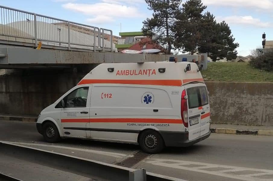 ambulanță blocată sub un pod în râmnicu vâlcea - șoferul a fost amendat