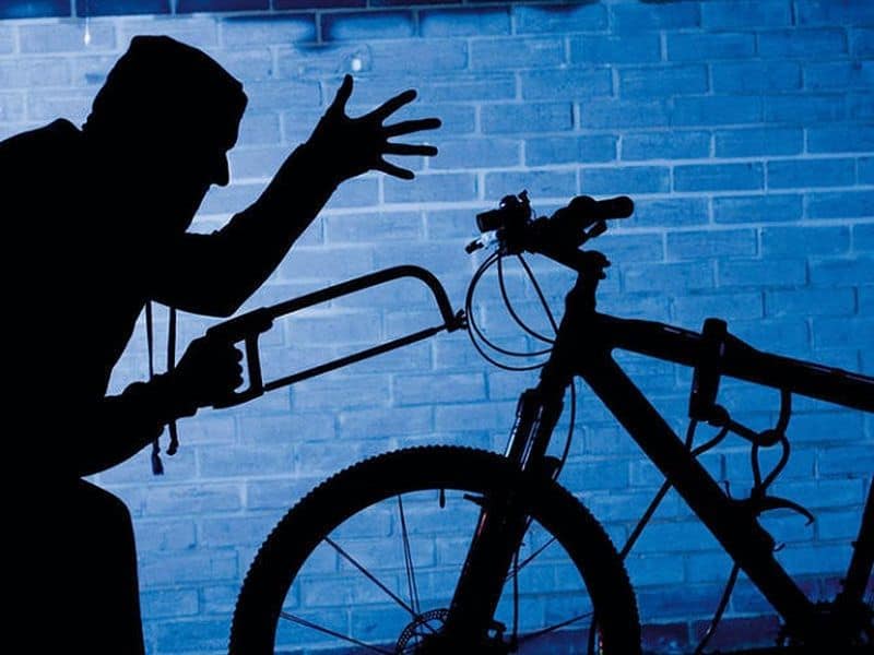 Doi adolescenți acuzați de furt calificat - Au furat o bicicletă din Sibiu