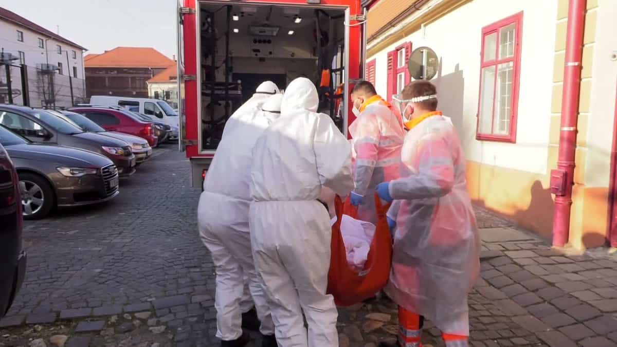 focar de coronavirus – bătrâni infectați cu covid 19 și abandonați într-un azil clandestin din sibiu (video foto)