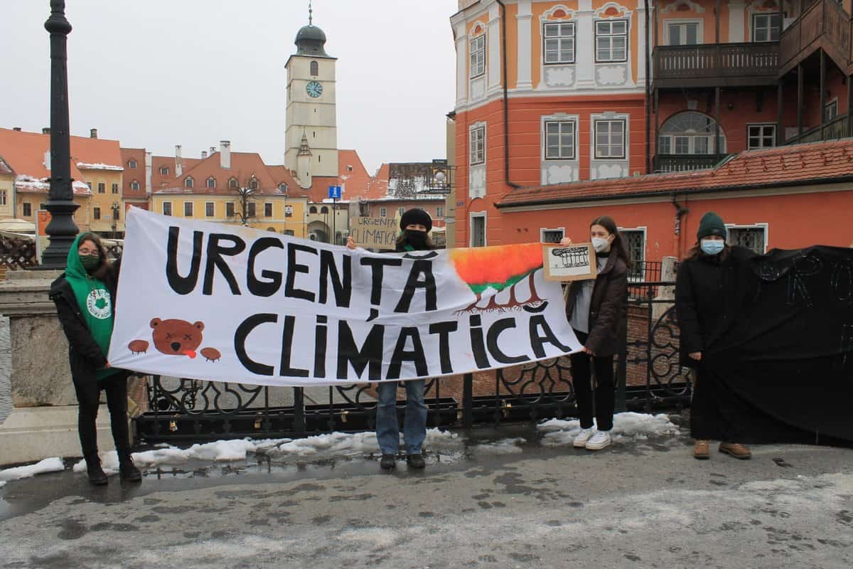 foto: flashmob în centrul sibiului - „promisiunile deșarte, calea marilor dezastre”