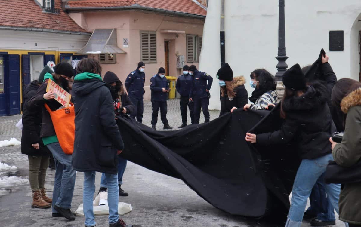 foto: flashmob în centrul sibiului - „promisiunile deșarte, calea marilor dezastre”