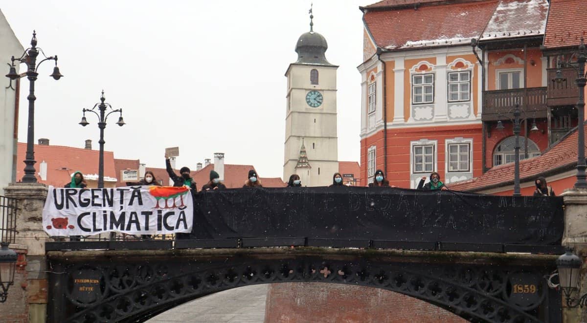 foto: flashmob în centrul sibiului - „promisiunile deșarte, calea marilor dezastre”