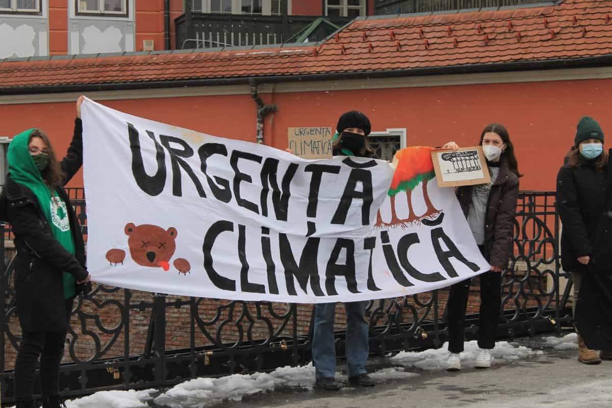 foto: flashmob în centrul sibiului - „promisiunile deșarte, calea marilor dezastre”