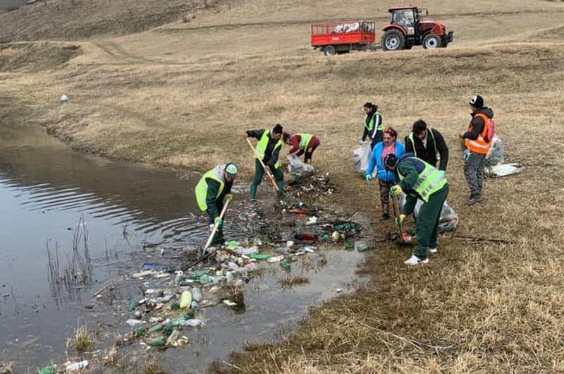 foto - barajul de la ighiș, plin de gunoaie - primarul mediașului: ”urât, foarte urât”