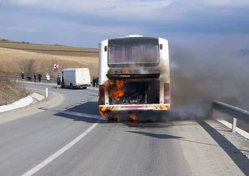 foto video autobuz în flăcări între mândra și alămor. s-a făcut scrum