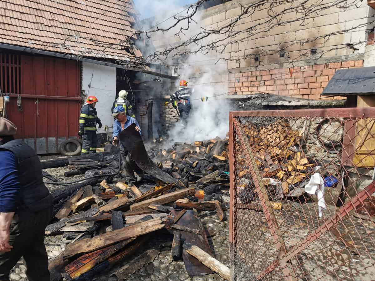 FOTO Incendiu la Boița - O magazie de lemne a luat foc